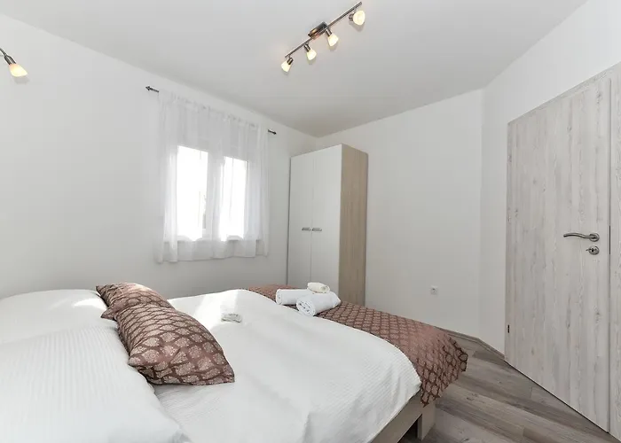 Apartments Ana Vrsi